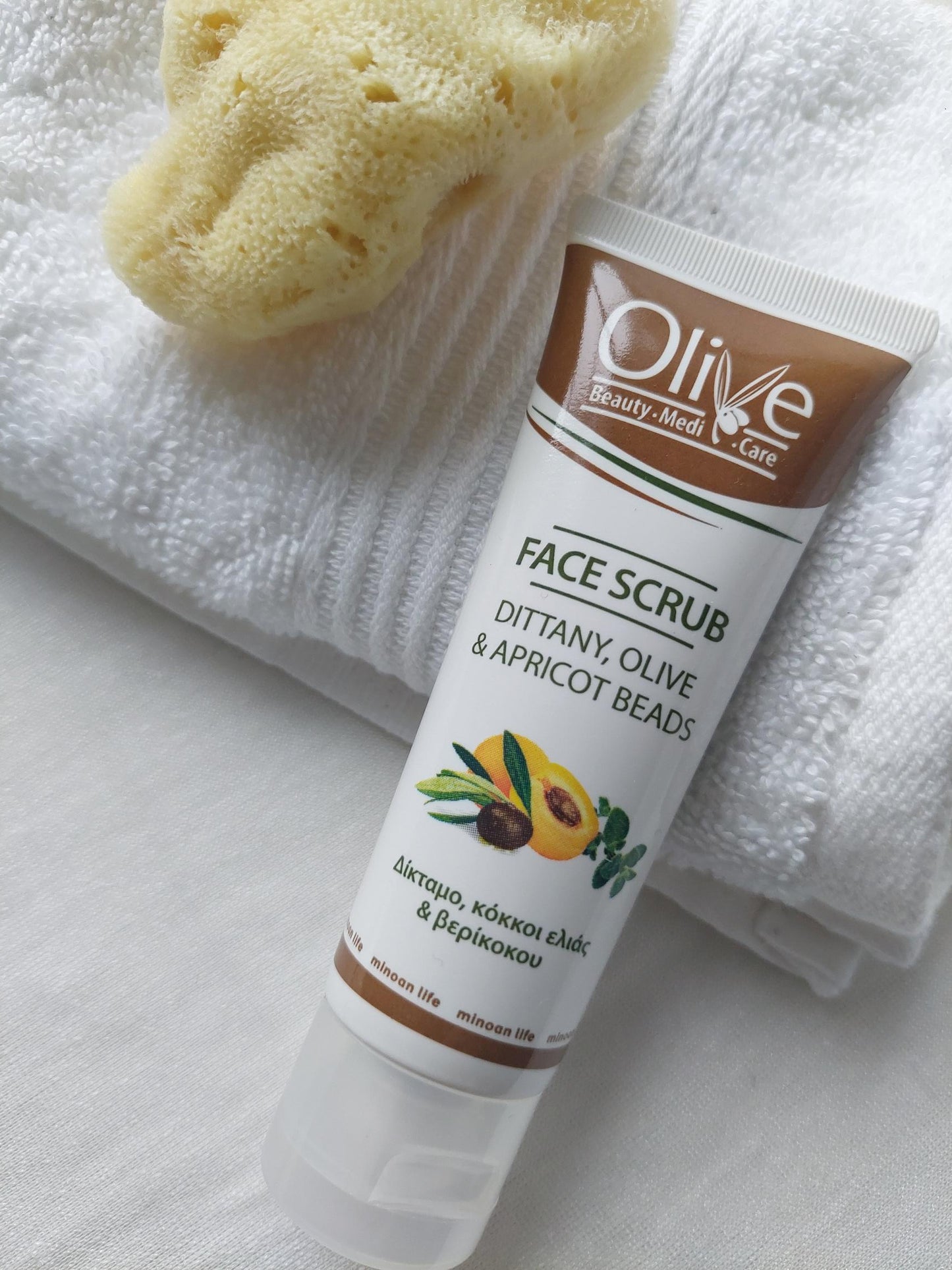 Ansikt skrubb aprikosfrø og søtmandel skall